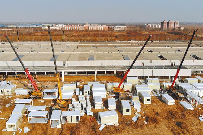 大陸打算在相對較大的口岸城市興建大型常設隔離場所，供境外人士使用。圖為先前河北南宮經濟開發區，專為當地居民興建的隔離場所項目建設現場。（新華社）