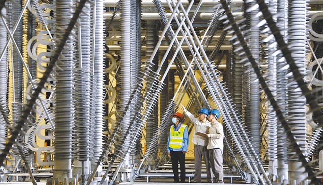 中国近来多处「拉闸限电」影响国计民生，大陆副总理韩正强调要不惜一切代价，确保今年冬季能源供应。图为国网北京市电力公司延庆换流站的员工在检查输变电设备。（新华社）