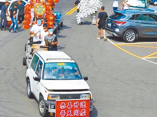 朱姓男子雇用驱邪的阵头在警局前绕行，遭检方以侮辱公署罪嫌起诉。（翻摄照片／庄旻静新竹传真）