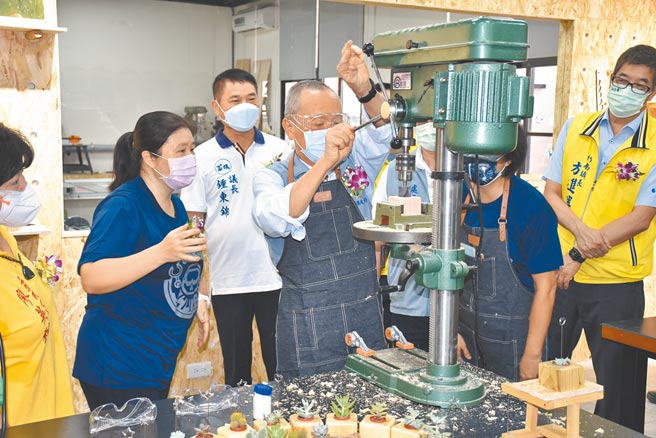 苗栗县长徐耀昌实际体验木作钻床。（谢明俊摄）