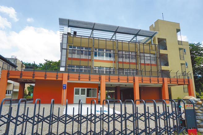 东势高工旧址的建筑科大楼由前朝斥资8206万元整修完成，台中市府5局处分别争取4楼层成立农业推广学习、客庄传习、创生研习及自立学习中心等。（王文吉摄）