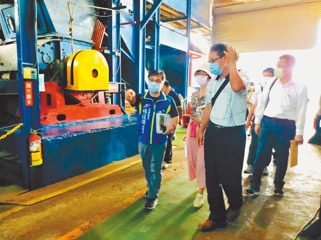 立委杨琼璎团队1日邀中央及地方单位会勘月眉糖厂，盼早日让糖厂重生。（陈淑娥摄）