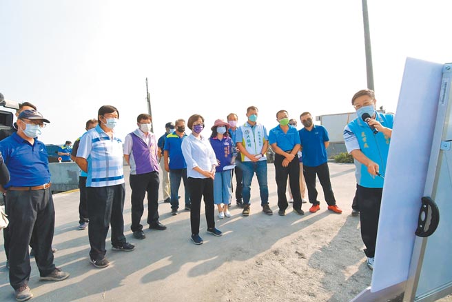 彰化縣長王惠美（前排中）親自至芳苑養蛤養殖區視察，聽取農業處工程改善計畫報告。（謝瓊雲攝）