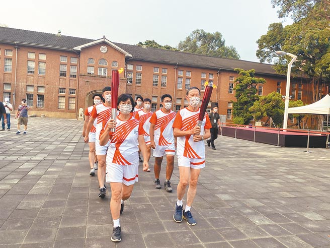 110全大运圣火引燃仪式，由40年前第12届全大运2位火炬手吕心珊（左）、吴立人（右）参与。（曹婷婷摄）