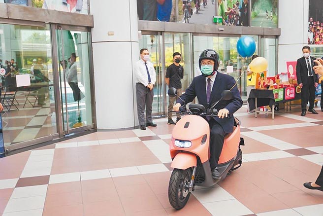 台南购物节抢攻五倍券商机，台南市长黄伟哲不定期开箱好礼，昨天也在脸书宣传前来台南消费可抽智慧机车的好康。（台南市政府提供／曹婷婷台南传真）