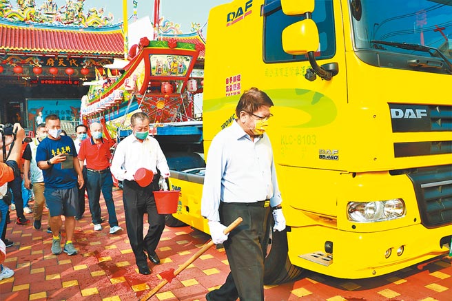 屏东南州乡溪洲代天府1日在「开水路」仪式后，展开王船跨境快闪，将透过5天全台南北巡迴，宣传屏东迎王文化，也盼藉迎王驱除瘟疫之名，祈求疫情尽快散去。（谢佳潾摄）