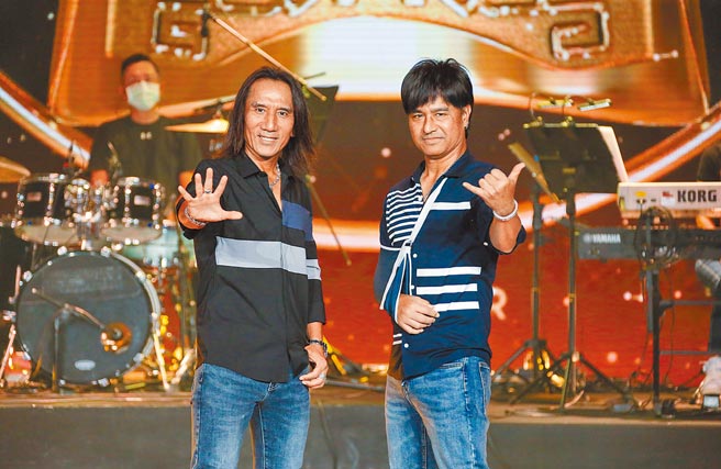 「动力火车」尤秋兴（右）与顏志琳担任金钟表演嘉宾，昨在国父纪念馆彩排。（罗永铭摄）