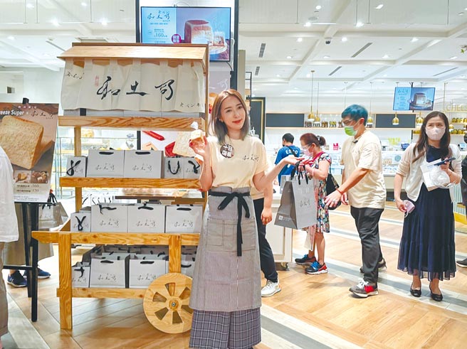 五熊昨化身天使心家族慈善大使，出席一日店长活动。（和吐司提供）