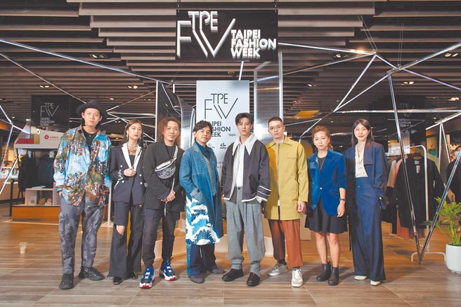 王子邱胜翊和黄子佼现身新光三越A11设计师时尚快闪店与设计师合影，谢宇农（左至右）、谢明柔、周裕颖、黄子佼、王子邱胜翊、李承瀚、陈冠百、董亭言。（臺北时装周提供）