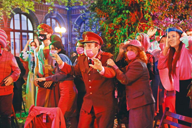 《倒楣性爱和疯狂A片》在罗马尼亚首次封城时拍摄，所有演员都戴上口罩演出。（海鹏影业提供）