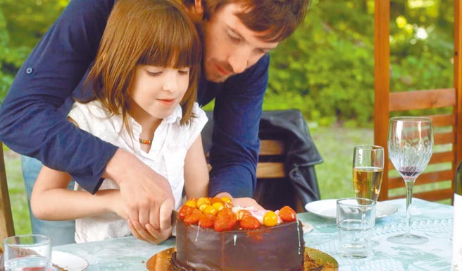 《大象与蝴蝶》中的女孩丽娜，由导演艾蜜莉的亲生女儿饰演。（希望行销提供）