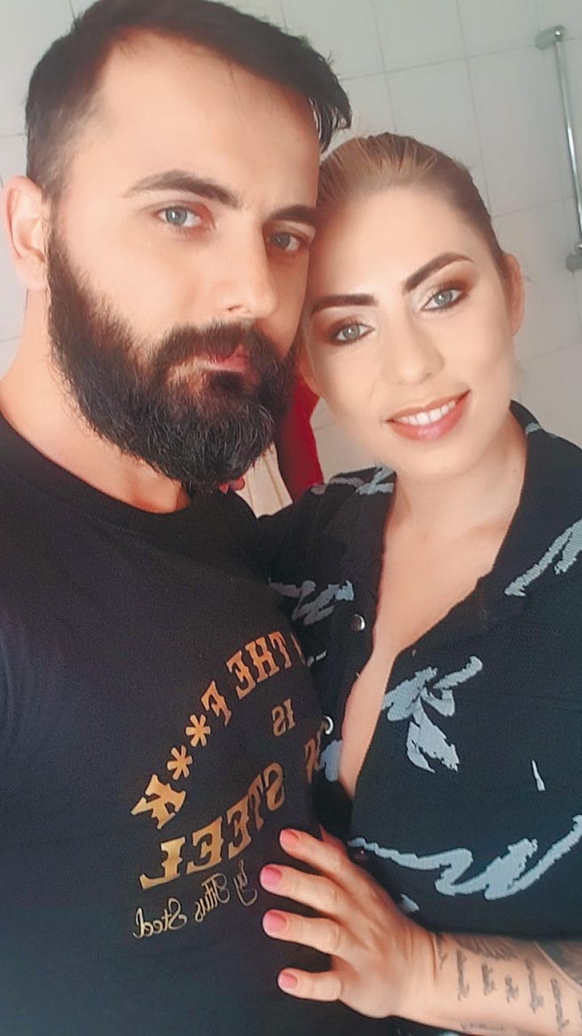 AV男优史蒂芬史蒂尔（左）提枪助阵《倒楣性爱和疯狂A片》。（海鹏影业提供）