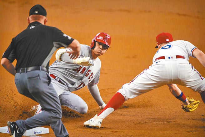 大谷翔平1局上安全滑上三垒，这是他本季第8支三垒打，并列第1。（路透）