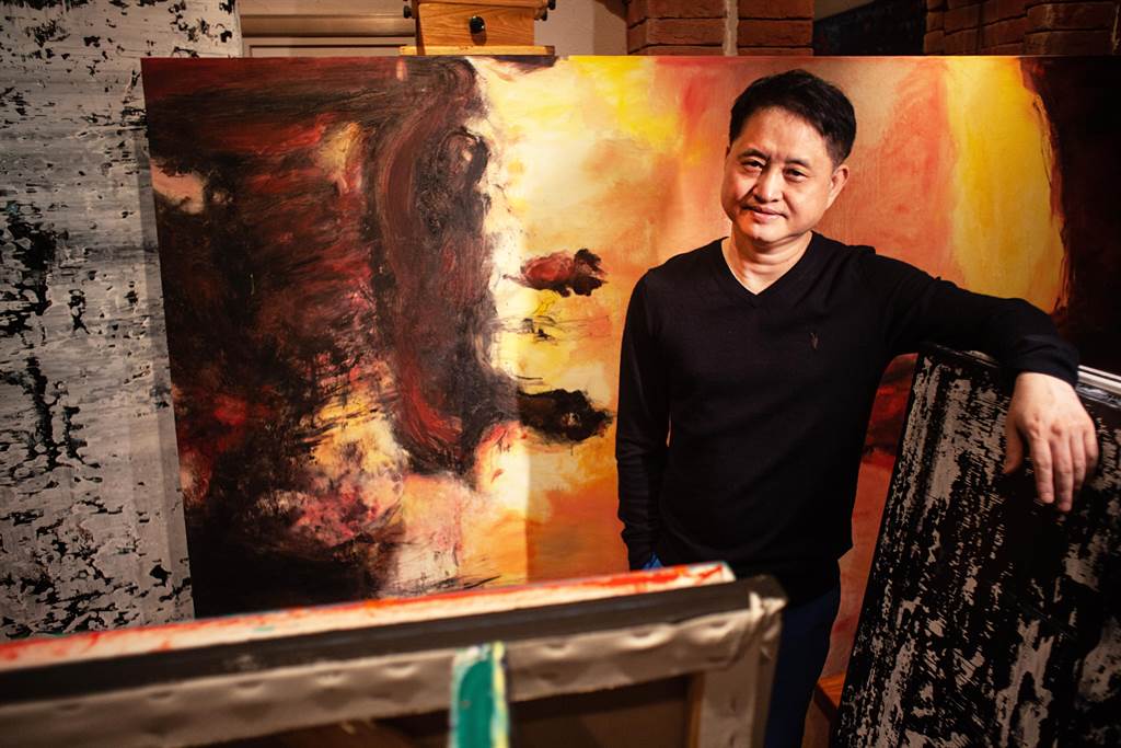黃輝騰投入藝術繪畫創作30多年，推出藝術年曆連續10年搶下書局熱銷排行榜。（黃輝騰提供）