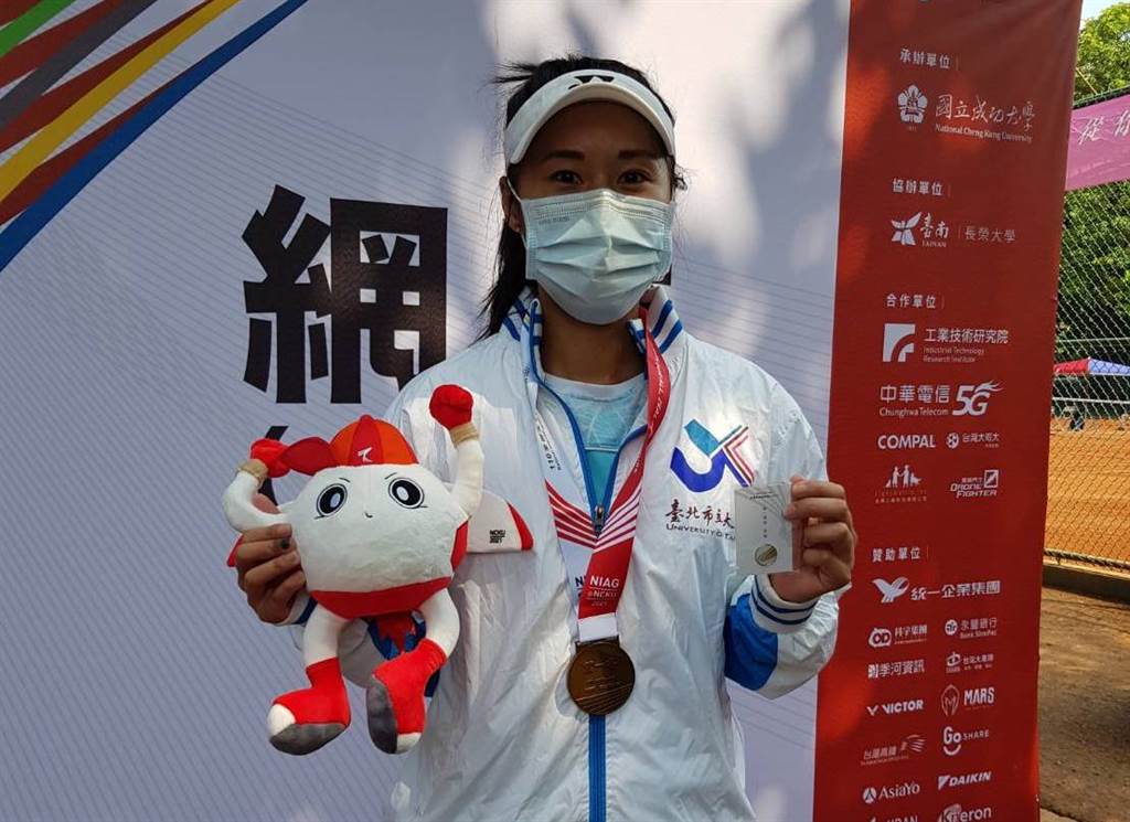 女網選手許絜瑜在2021台南全大運網球女單摘金。（陳筱琳攝）