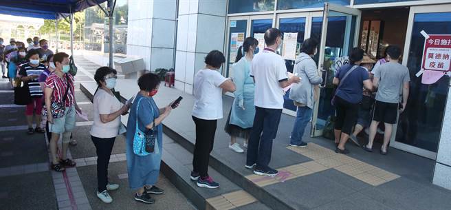 高鐵員工謊報身分打第二劑莫德納引發軒然大波，交通部有官員直指根本原因在疫苗不足。(圖為排隊施打莫德納民眾／鄭任南攝)