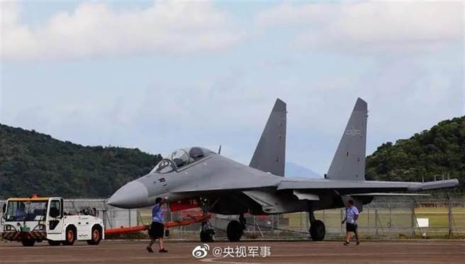 歼-16D是专用的电战机。（图／央视）