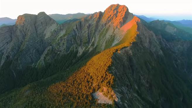 外交部特别制作「2021，台湾有你」庆祝国庆，影片中使用玉山空拍画面（见图），不过原版影片却被发现误植瑞士阿彭策山区的画面。（图／摘自外交部YouTube）