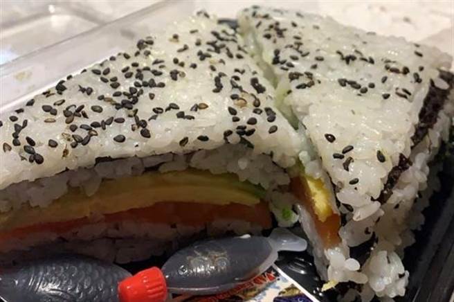 网友分享自己遭遇，已连吃4星期寿司。（翻摄爆废公社脸书）