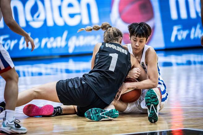 中华队陈薇安跟对手倒在地上争球。(取自FIBA官网)