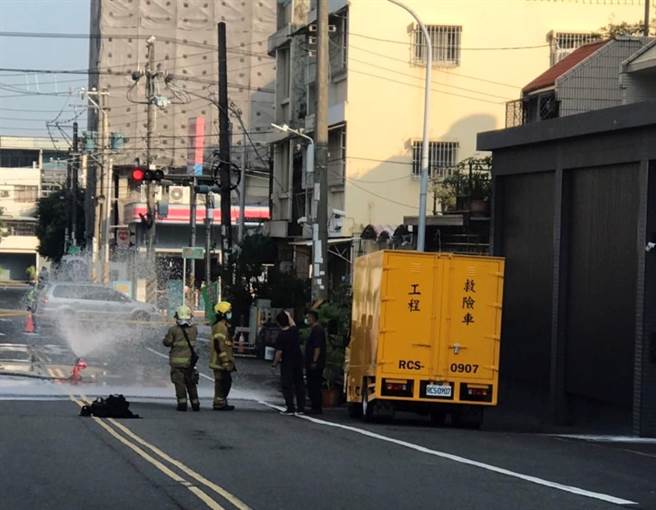 桥头区仕丰路民眾闻到瓦斯异味，通报消防局人员到场处理。（翻摄照片／林瑞益高雄传真）