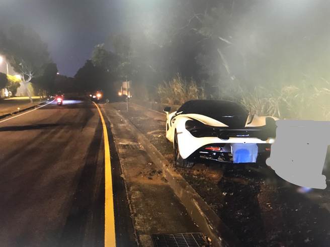 苏男自述因精神不济自撞人行道，未与其他车辆碰撞；全案正由警方处理调查中。（民眾提供）