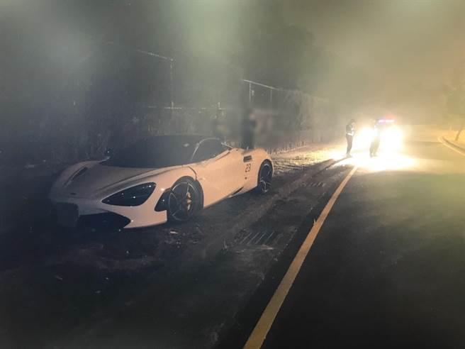 苏男自述因精神不济自撞人行道，未与其他车辆碰撞；全案正由警方处理调查中。（民眾提供）