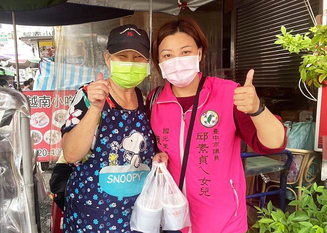 台中市东南区市议员邱素贞将交棒，由女儿陈雅惠（右）传承问政薪火。（市议员邱素贞服务处提供）