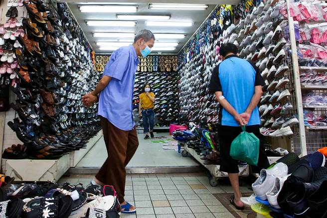 长者多有骨质疏松问题，即使是小小的使力动作或滑倒，都可能造成脊椎压迫性骨折。（资料照，陈俊吉摄）