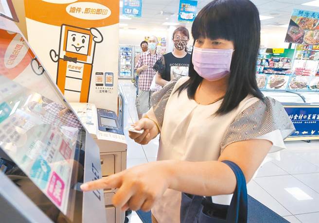 紙本五倍券預訂截止，逾千萬人選擇前往超商領實體券。（資料照）