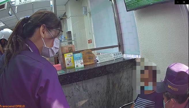 警方在郵局勸說婦人，不論親友或任何人借錢都應小心查證。（翻攝照片／石秀華高雄傳真）