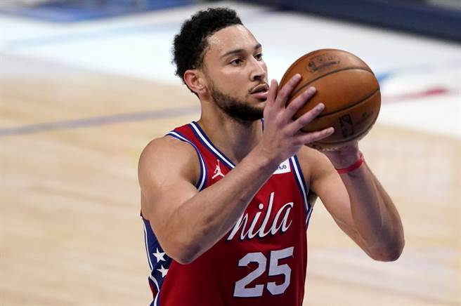 班西蒙斯上季季后赛罚球命中率仅3成42。(美联社资料照)