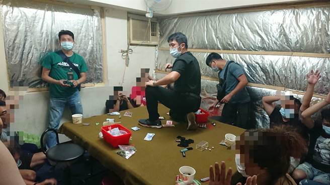 楠梓警方10月1日偵破一件藏身在大樓內的賭場，警方衝入現場控制在場人員。（翻攝照片／林瑞益高雄傳真）