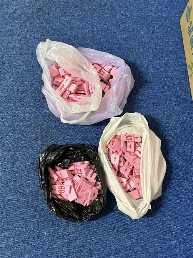 楠梓警方在破獲的賭場內查獲賭具一批。（翻攝照片／林瑞益高雄傳真）