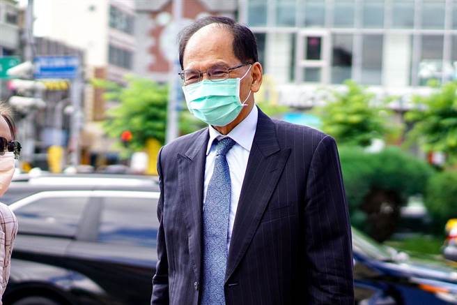 立法院长游锡堃今天到宜兰美术馆看展，对于高铁设站他直言四城站缺点最多。（李忠一摄）