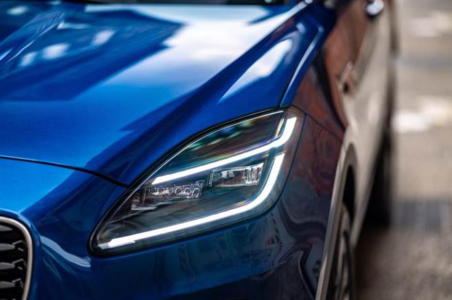 全新造型LED頭燈搭配「Double J Blade日行燈」展現時尚動感。（Jaguar Land Rover Taiwan提供）