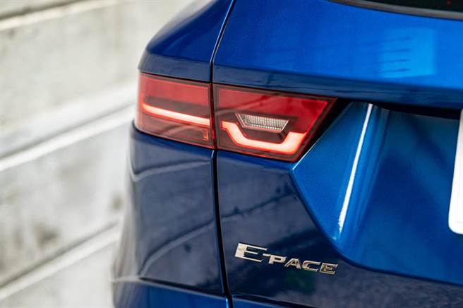 車尾LED燈組在變換車道或轉向時，方向燈具備動態指示功能。（Jaguar Land Rover Taiwan提供）