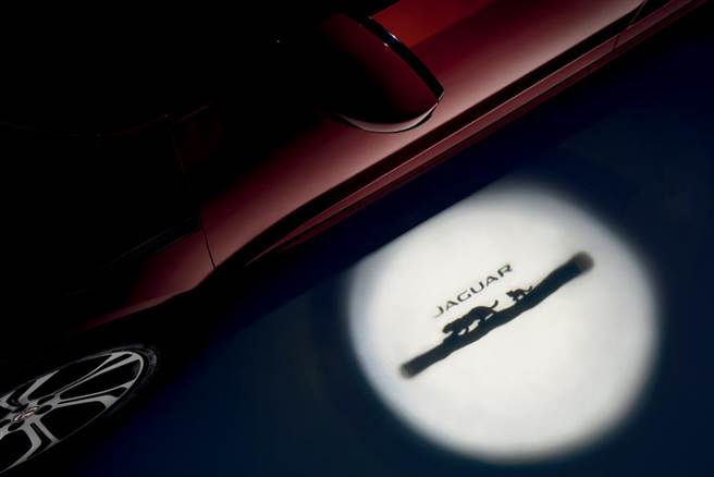 迎賓燈有著大豹帶小豹可愛圖案。（Jaguar Land Rover Taiwan提供）