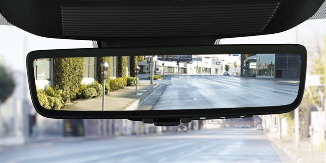 雙車型統一標配ClearSight電子車內後視鏡。（Jaguar Land Rover Taiwan提供）