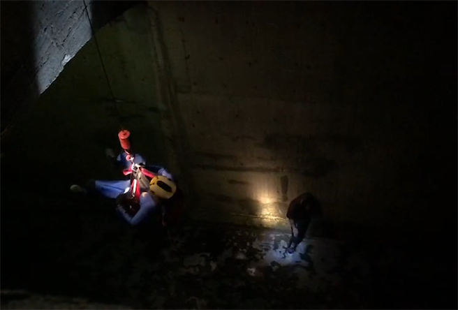 何姓男子不慎摔落约7公尺深箱涵，所幸意识清楚。（翻摄照片／陈彩玲基隆传真）