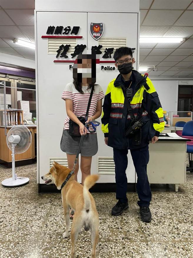 在警方協助下，柴犬和楊姓女飼主順利在派出所團圓。（翻攝照片／石秀華高雄傳真）