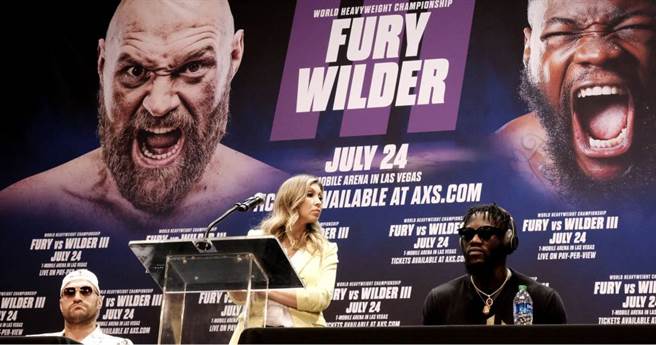 WBC重量级拳王泰森福瑞(左)仍未摆脱与前拳王怀德的重赛。（美联社资料照）