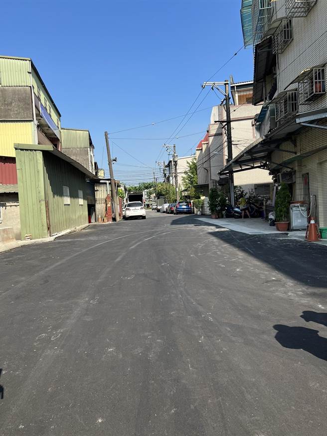 新北市土城区中央路3段249巷是都市计画道路，但遭附近住户长期占用，建盖铁皮屋阻碍通行；市府近期完成道路瓶颈打通工程，未来可缩减周边里民通勤时间，并有助于消防救灾通行。（土城区公所提供）