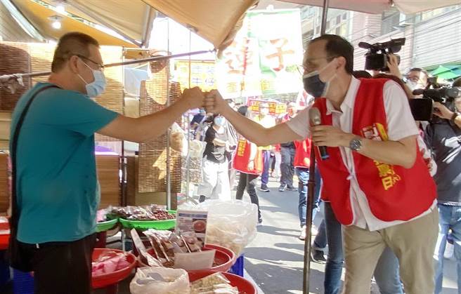 台中立委陳柏惟罷免投票倒數，國民黨主席朱立倫（右）參加刪Q總部烏日公有市場街頭宣講活動，獲民眾熱情回應。（陳淑芬攝）