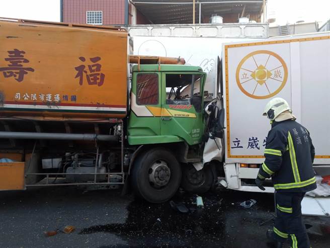 台17線枋寮段發生嚴重車禍，物流車逆向衝撞飼料車，1輕傷1搶救中。（屏東消防局提供／謝佳潾屏東傳真）