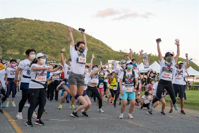 台东县绿岛乡2021火烧岛马拉松赛3日清晨开跑。（台东县政府提供／蔡旻妤台东传真）