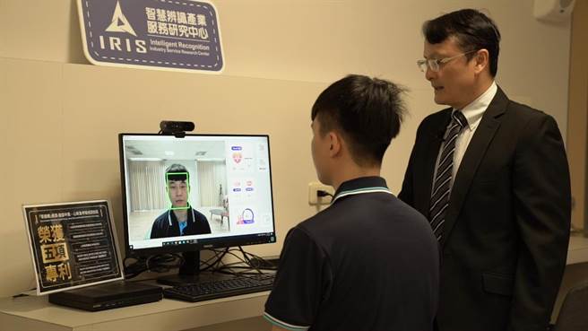 云科大资工系教授张传育带领研究生张闵翔、刘凯翔，共同研发「零接触检测-心率及呼吸侦测技术」，获得今年乌克兰发明展金牌。（中华创新发明学会提供／林志成台北传真）