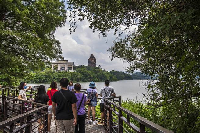 新竹縣峨眉湖風光明媚，參山處線上實境直播推介湖畔亮點遊程。（羅浚濱攝）