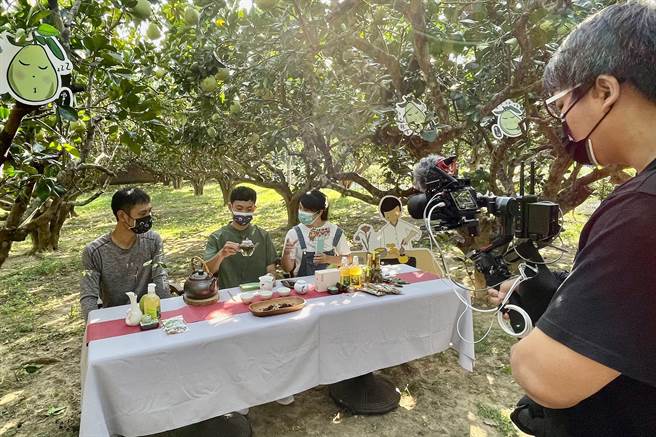 參山處線上實境直播推介峨眉湖畔亮點遊程，介紹峨眉鄉名產東方美人茶。（參山處提供／羅浚濱新竹傳真）