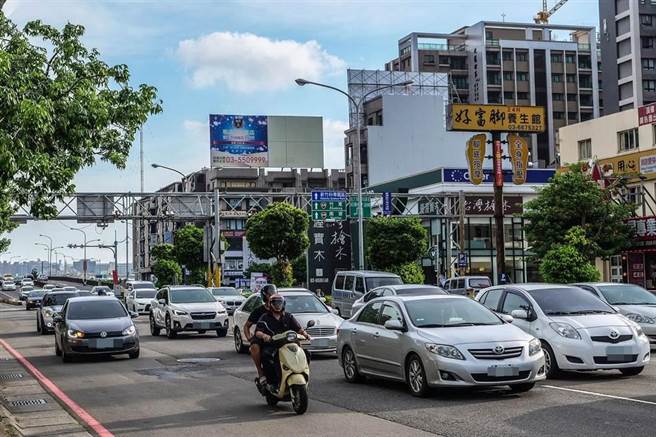交通部评鑑优等的新竹县「大新竹智慧交通计画」第三期，以动态式智慧化号志调整，让竹北到竹科上下班时间减少30％，车流更顺畅。（罗浚滨摄）